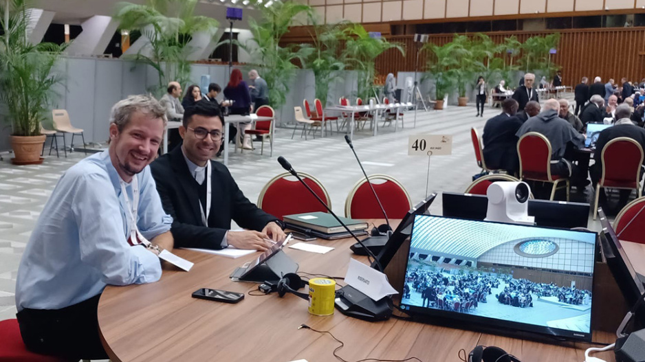 Bei der Synode in Rom: Michael Berentzen (l) war als Assistent des Synodensekretariats dabei.